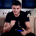 Alvaro Morata, l'une des têtes d'affiche de PES 2016, célèbre le lancement du jeu en video